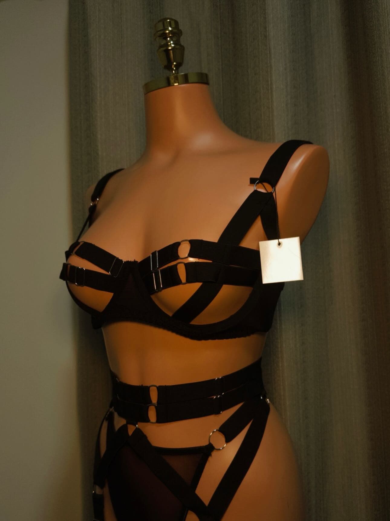 Conjunto preto de tiras em um busto de manequim